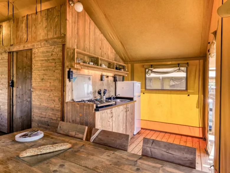 Le Roan Lodgetent Luxe dispose d'une table à manger robuste avec des chaises.