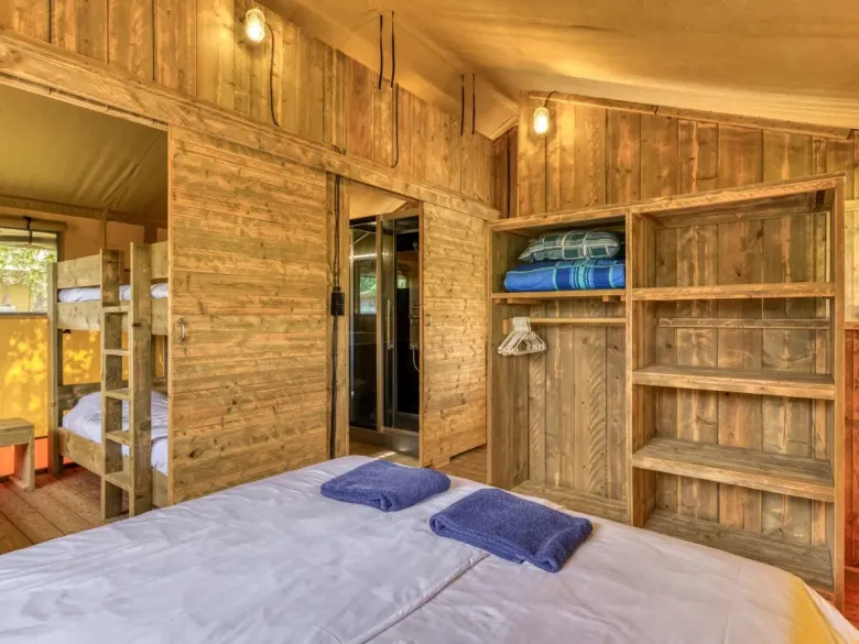 Depuis la chambre double, vous pouvez voir la chambre des enfants et la salle de bains.