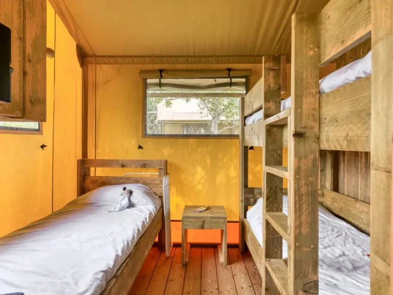 La chambre des enfants du Roan Lodgetent Luxe.