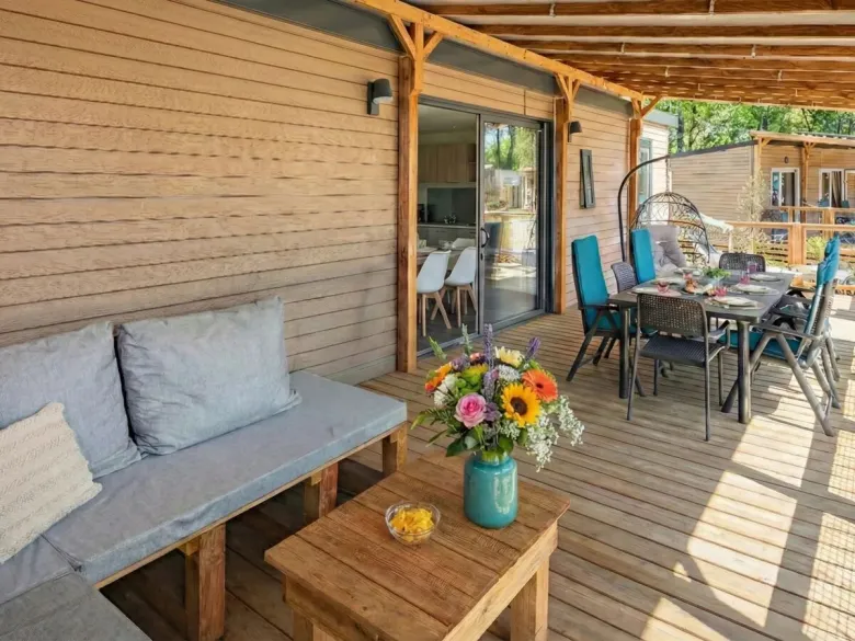 La véranda du Roan Supreme Plus Lounge est entièrement couverte et dispose d'un grand canapé.