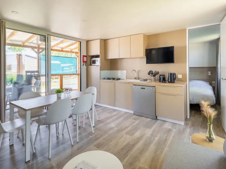 Le salon Roan Supreme Plus avec cuisine.