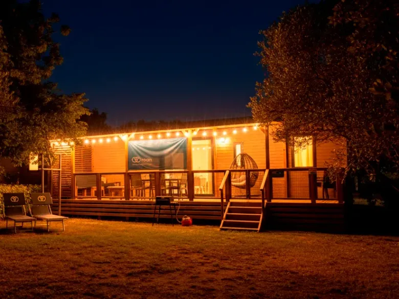 Le salon Supreme Plus avec éclairage d'ambiance sur la véranda.