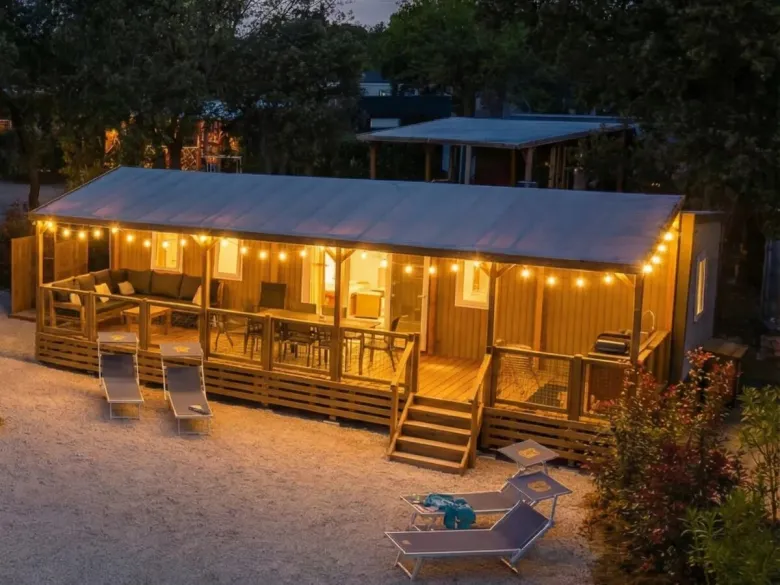 Le Supreme Deluxe Lounge Premium Zone avec éclairage d'ambiance sur la véranda.