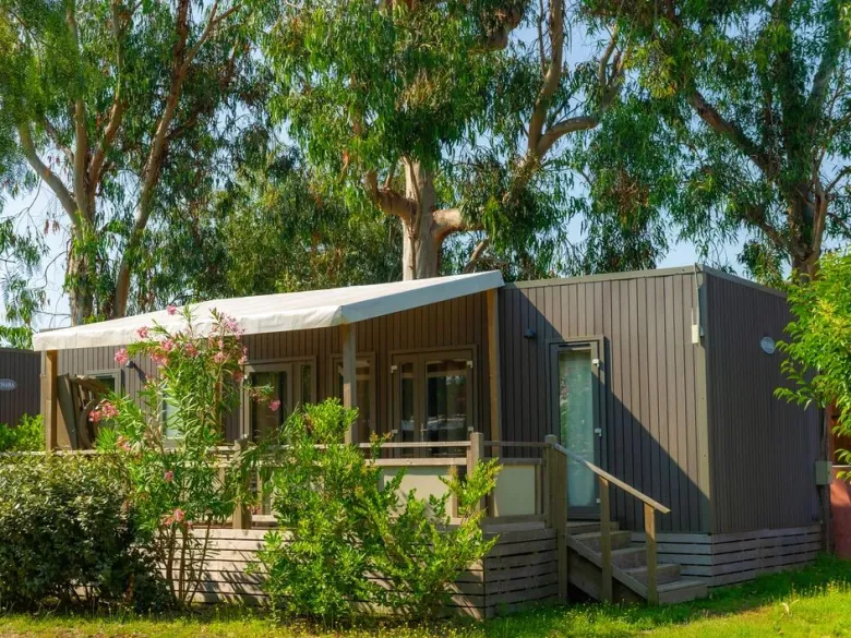 Le mobil-home Supreme avec 2 salles de bain au camping Roan Arinella Bianca.