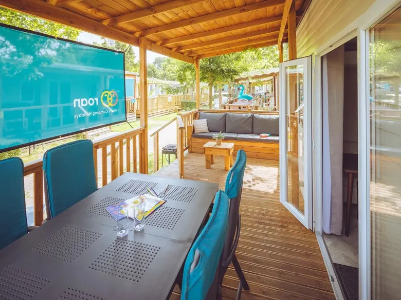 La véranda luxueuse du mobil-home Roan Premium Relax.