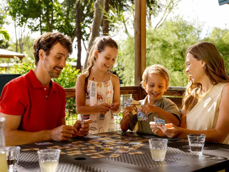 Dîner en commun sur la véranda du mobil-home Roan Supreme avec 2 salles de bain.