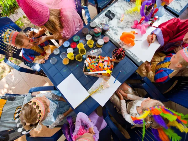 Peinture des enfants lors de l'animation au camping Roan Bijela Uvala