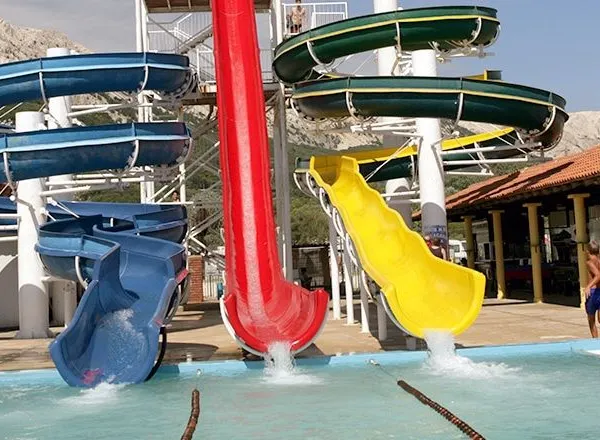 Toboggans aquatiques payants à côté du camping Roan Baška Camping Resort.