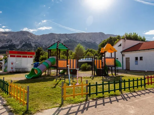 Petite aire de jeux au camping Roan Baška Camping Resort.