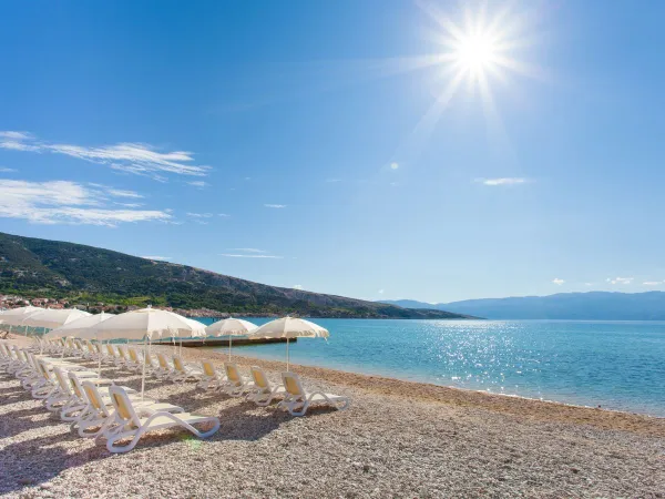 La plage de galets du camping Roan Baška Camping Resort.