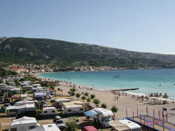 La plage de galets du camping Roan Baška Camping Resort.