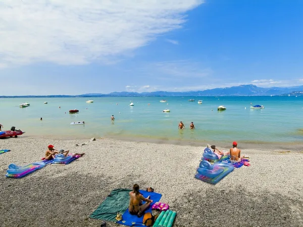 Plage animée au camping Roan Belvedere.