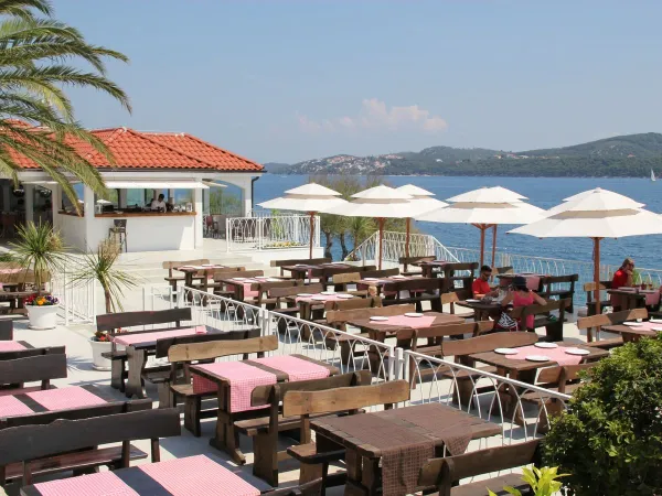 Terrasse avec vue sur la mer au camping Roan Amadria Park Trogir.