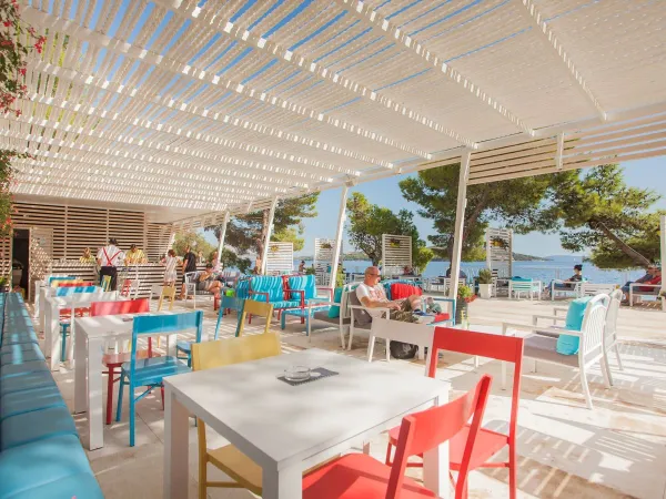 Terrasse et bar du camping Roan Amadria Park Trogir.