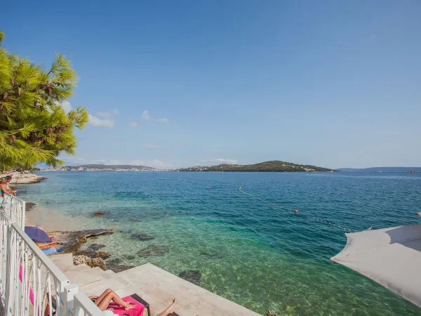 Le camping Roan Amadria Park Trogir est un endroit idéal pour s'allonger au bord de la mer.