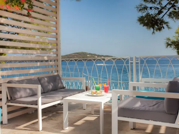 Salon confortable avec vue sur la mer au camping Roan Amadria Park Trogir.