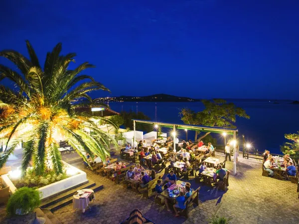 Soirée agréable sur la terrasse avec vue sur la mer au camping Roan Amadria Park Trogir.