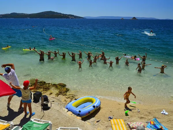 Aquagym dans la mer claire avec l'équipe d'animation du camping Roan Amadria Park Trogir.