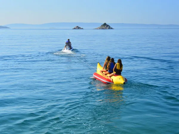 Bateau banane en mer au camping Roan Amadria Park Trogir.