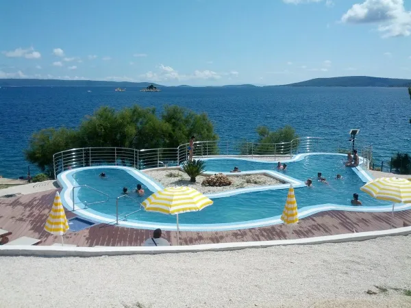 Piscine avec vue sur la mer au camping Roan Amadria Park Trogir.