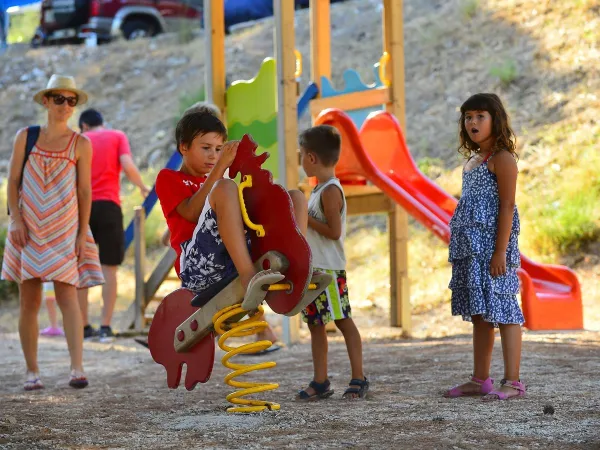 Enfants jouant dans l'aire de jeux du camping Roan Amadria Park Trogir.