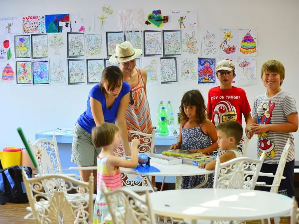 Jouer avec l'équipe d'animation du camping Roan Amadria Park Trogir.