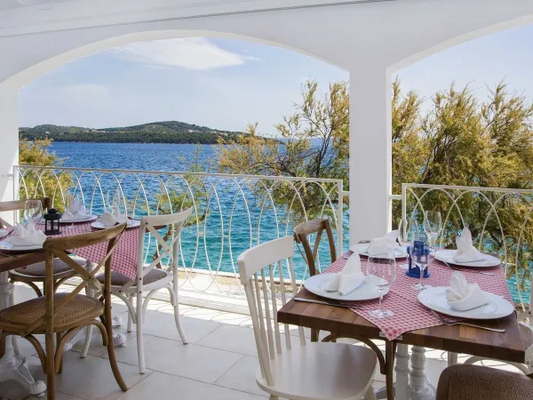 Dîner en bord de mer au camping Roan Amadria Park Trogir.