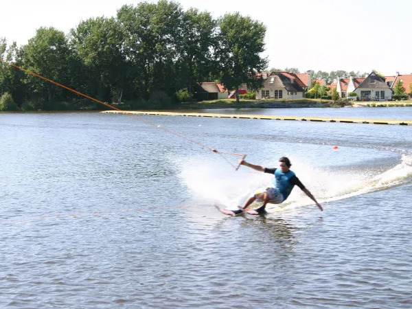 Ski nautique sur le lac du camping Roan De Schatberg.