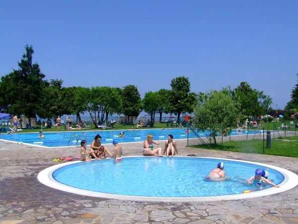 Aperçu des piscines du camping Roan Del Garda.