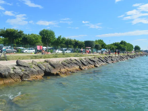 Sentier de randonnée au bord du lac de Garde.