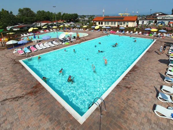 Aperçu des piscines du camping Roan Del Garda.