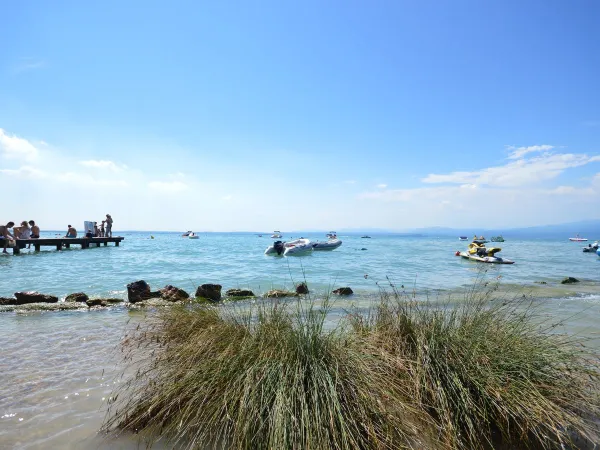 Vue de la plage du camping Roan Delle Rose.