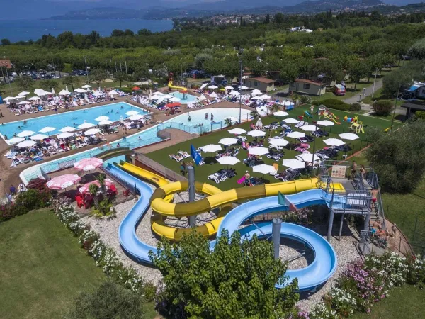 Vue d'ensemble de la piscine du Roan camping Delle Rose.