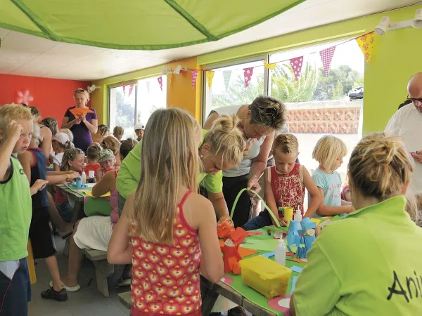 Enfants bricoleurs au camping Roan Domaine de la Noguière.