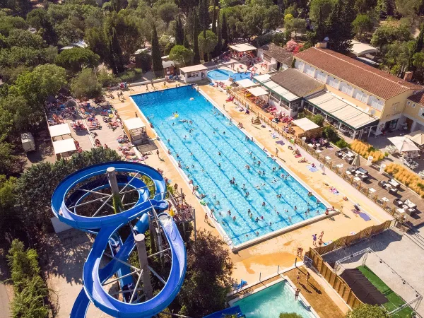 Piscine avec toboggan aquatique au camping Roan Domaine Naïades.