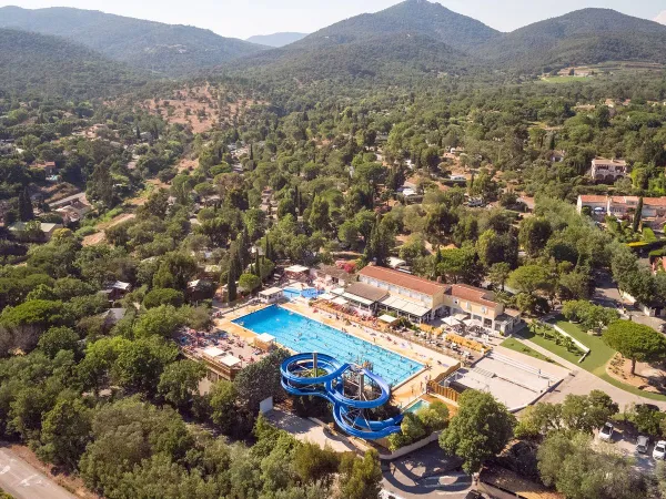 Piscine olympique avec toboggan aquatique au camping Roan Domaine Naïades.