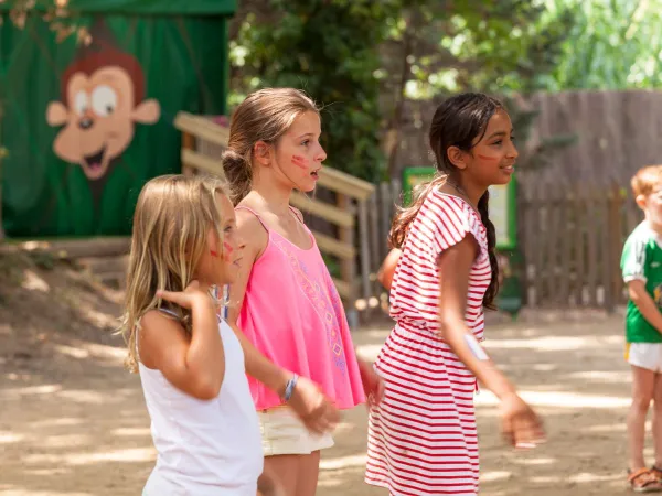 Enfants jouant au camping Roan Domaine Naïades.