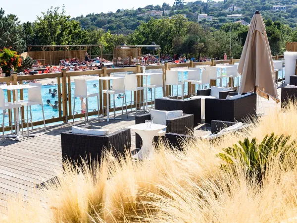 Terrasse de la piscine du camping Roan Domaine Naïades.