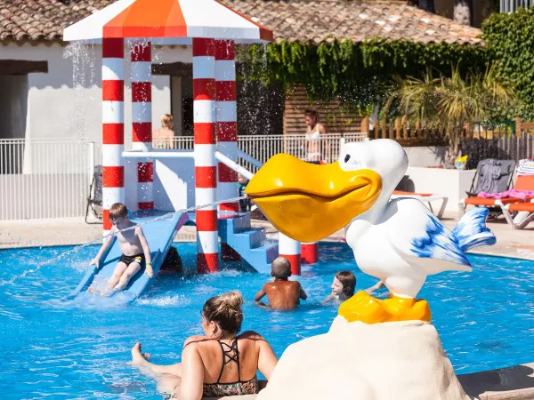 Piscine pour enfants avec toboggan au camping Roan Domaine Naïades.