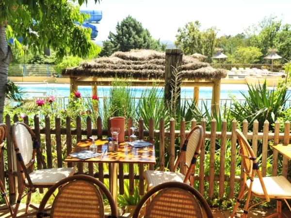 Une terrasse au camping Roan Domaine Naïades.