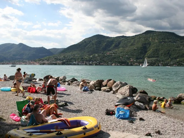 Plage de galets près du camping Roan Eden.