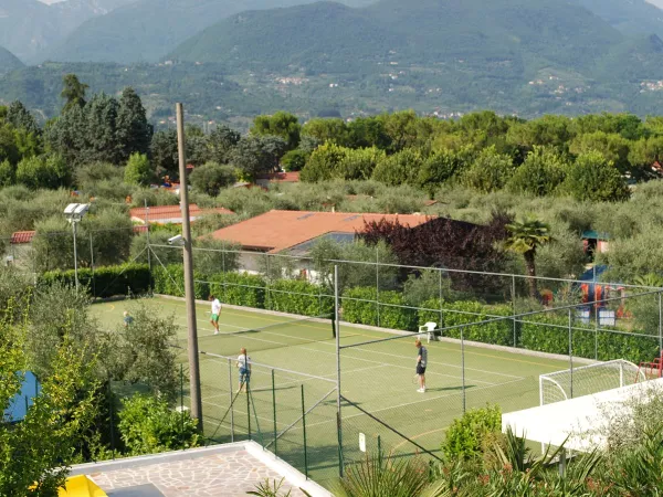 Terrain de tennis au camping Roan Eden.