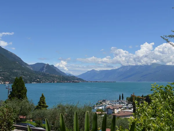 Vue d'ensemble du magnifique lac de Garde à proximité du camping Roan Eden.