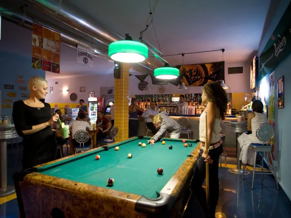 Jeu de billard au camping Roan hu I Pini village.