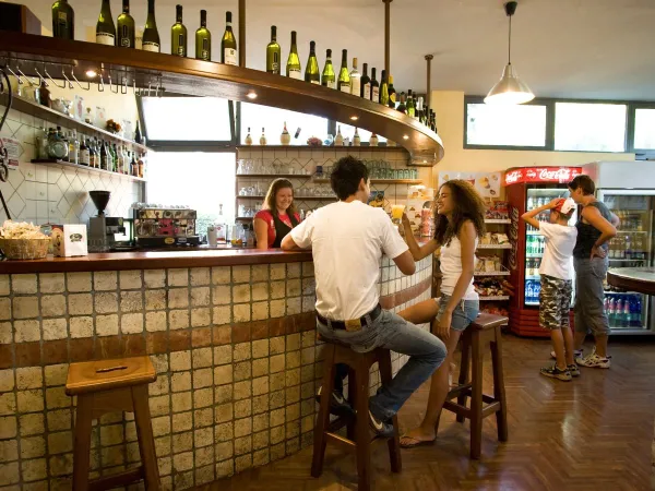 Un bar au camping Roan hu I Pini village.