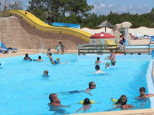 Piscine avec toboggan aquatique au camping Roan La Dune Des Sables.