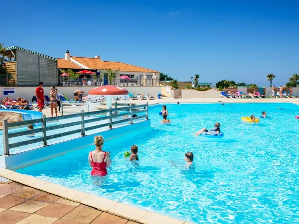 Amusement au bord de la piscine au camping Roan La Dune Des Sables.