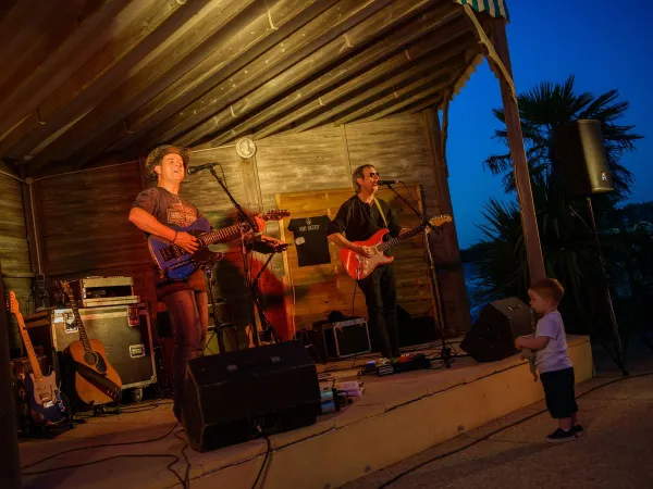 Groupe de musique au camping Roan La Dune Des Sables.