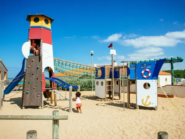 Espace de jeux de sable au camping Roan La Dune Des Sables.