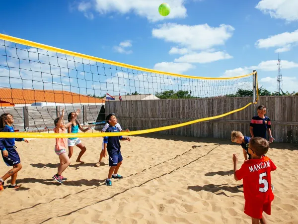 Jouer au volley-ball au camping Roan La Dune Des Sables.